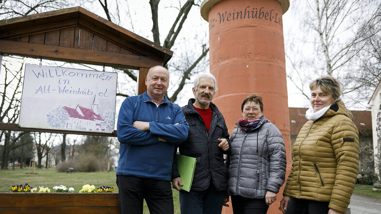 Dieter Kalbaß, Manfred Lehnik, Renate Kalbaß und Kerstin Winter von der IG Dorfanger Alt Weinhübel mit ihrer Adoptivoma.