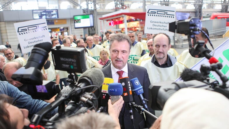 Wo Claus Weselsky auftritt, ist das Medieninteresse groß. Hier beim Lokführerstreik 2014 am Dresdner Hauptbahnhof.