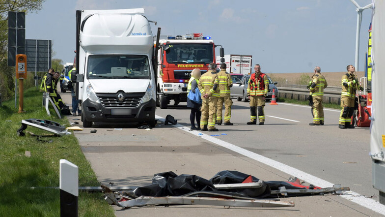 Auf der A14 an der Abfahrt Mutzschen kam es am Mittwochmittag zu einem schweren Unfall. Ein Transporterfahrer wurde dabei lebensgefährlich verletzt.