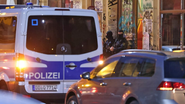 In mehreren Leipziger Stadtteilen wurden am Morgen Razzien der Polizei durchgeführt. Dutzende Polizisten durchsuchten unter anderem Wohnungen in Connewitz.
