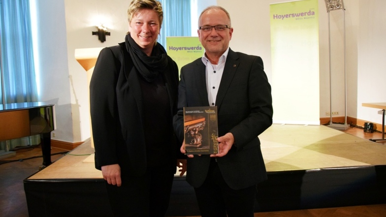 Kerstin Noack, die Leiterin von Schloss & Stadtmuseum Hoyerswerda, und Oberbürgermeister Stefan Skora mit dem neuesten Hoyerswerdaer Geschichtsheft.