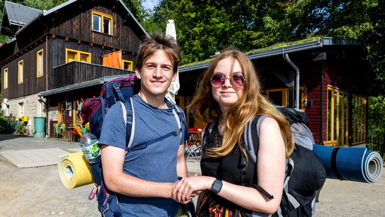 "Wir kommen sicher wieder." Reuben Pierrepoint und Paula Höpfner, Studenten aus Berlin, rasten bei ihrem Kurztrip in die Sächsische Schweiz auf der Brand-Baude.