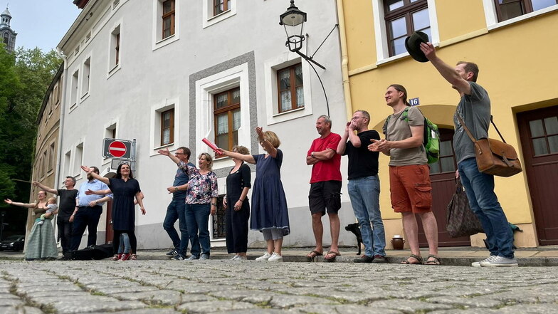 Musikalisch-poetisch-theatraler Spaziergang durch die Nikolaivorstadt, eine Initiative des Bürgerrats für dieses Görlitzer Viertel.