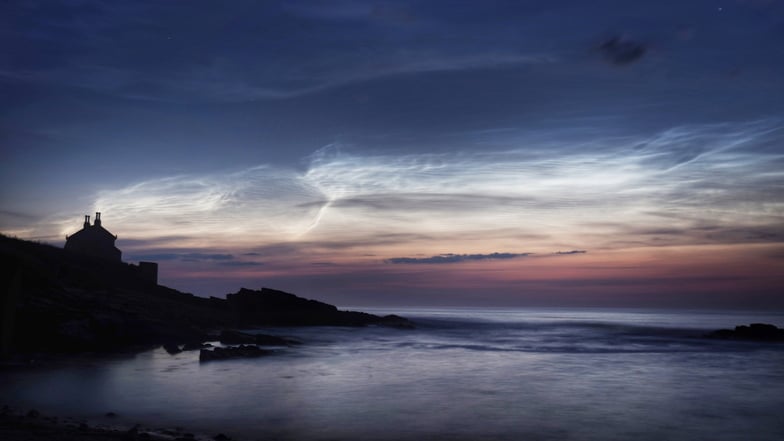 Leuchtende Nachtwolken kann man in der Morgen- und Abenddämmerung beobachten.