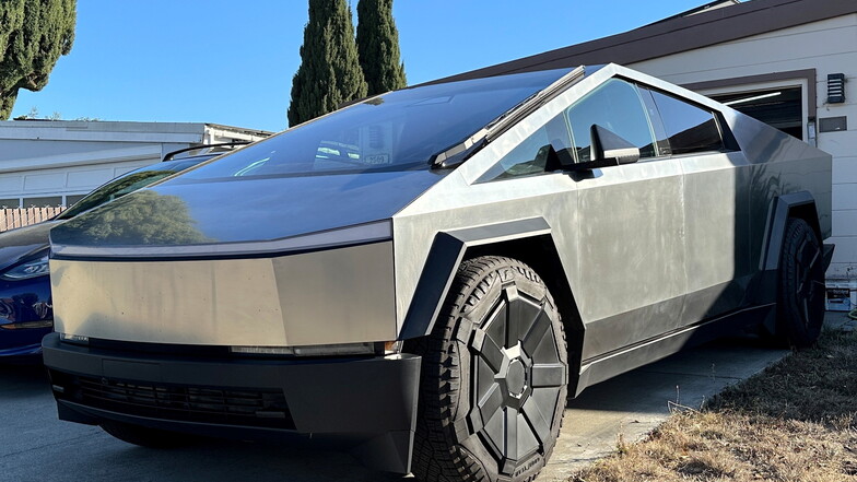 Teslas futuristischer Elektro-Pickup "Cybertruck" wird deutlich teurer als ursprünglich angekündigt.