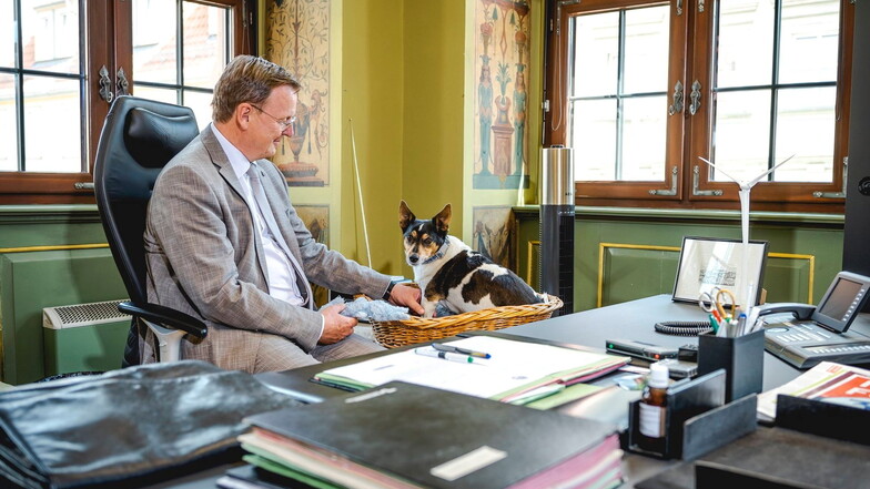 Der Thüringer Ministerpräsident Bodo Ramelow sitzt mit seinem Jack-Russell-Terrier Attila in seinem Büro in der Thüringer Staatskanzlei. Der Hund ist in diesem Jahr gestorben.