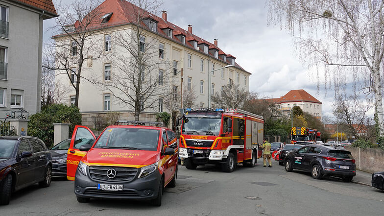 Den Brand in einer Küche in Dresden-Cotta konnten Feuerwehrleute schnell löschen, durch den Rauch ist die gesamte Wohnung jedoch vorerst unbewohnbar.