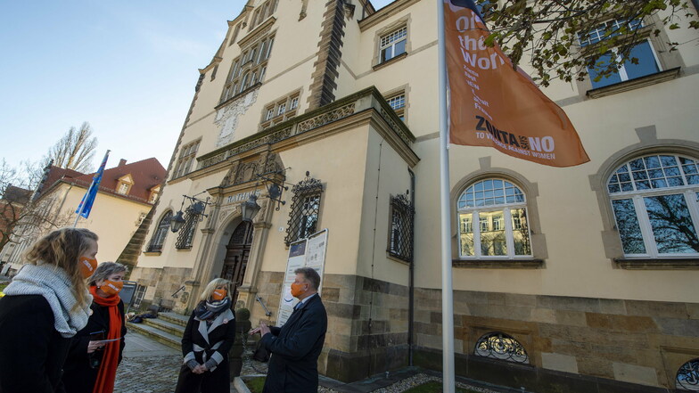 Auch in diesem Jahr wird in Radebeul die Fahne der Aktivistinnen gegen häusliche Gewalt vor dem Rathaus gehisst.