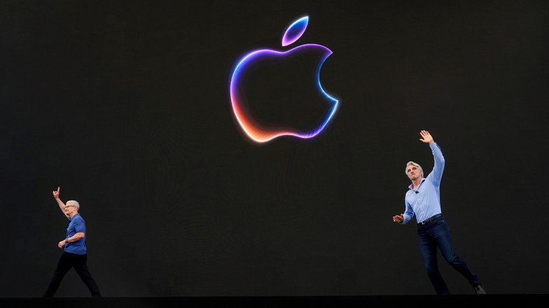 Apple-CEO Tim Cook, links, verlässt die Bühne.