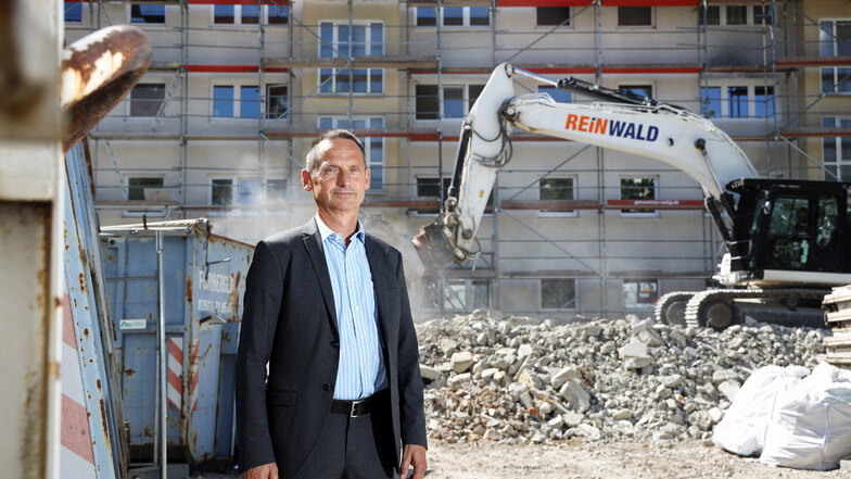 WGR-Chef Roland Ledwa steht auf der Rückseite des Wohnblocks Karl-Marx-Ring 18-24. Bei dem Umbau- und Sanierungsprojekt kommt schweres Gerät zum Einsatz.