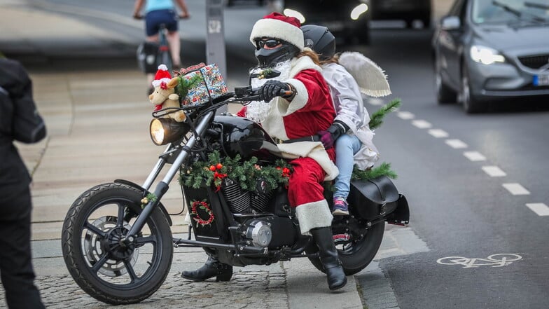 Mitten im Sommer: Motorradfahrer feiern Weihnachten am Dresdner Terrassenufer