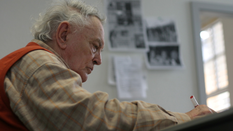 Mit Herzblut auch mit 93 Jahren dabei. Heinz Fiedler an seinem Schreibtisch bei der SZ in Freital.