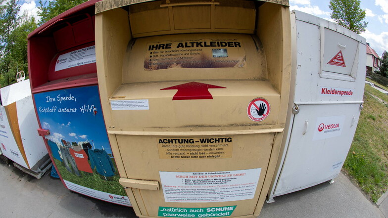 Altkleider-Container an der Rudolf-Renner-Straße in Pirna: Die Behälter werden jetzt an festgelegten Standorten konzentriert.