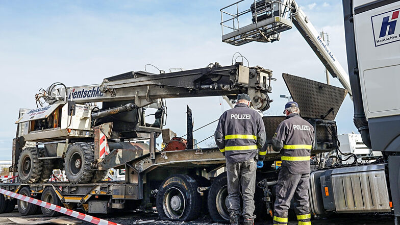 Kriminalisten suchten am Dienstag auf dem Firmengelände von Hentschke Bau nach Hinweisen.