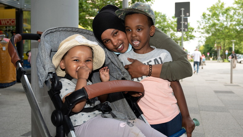 Mutter Falatien Mahad Said (24) mit Tochter Rama (1) und Sohn Mahad (4) am Prohlis-Center. Die junge Mutter aus Prohlis kriegt oft rassistische Sprüche zu hören.