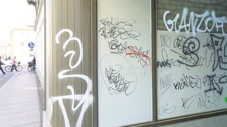 Illegale Graffiti gibt es überall in der Stadt, wie hier am Kaltenbachhaus auf dem Otto-Buchwitz-Platz, auf der Steinstraße, an den Steinquadern am Marienplatz und auf dem Demianiplatz (im Uhrzeigersinn). EinigeSchmiereien wie die am Kaltenbachhaus wurden