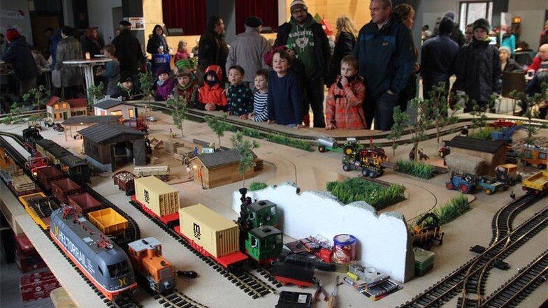 Dicht umlagert die Eisenbahnausstellung der Familie Kroh. Fahrende Züge und LKW waren  bei bei der Langebrücker Straßenweihnacht im Bürgerhaus zu sehen.