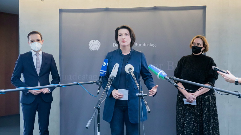 Irene Mihalic (Bündnis 90/Die Grünen, M), Benjamin Strasser (FDP), und Martina Renner (Die Linke) äußerten Bedauern über die Entscheidung des Gerichts.