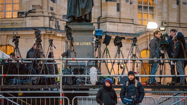 Dutzende Kamerastative stehen auf der Medienbühne vor dem Lutherdenkmal bereit.
