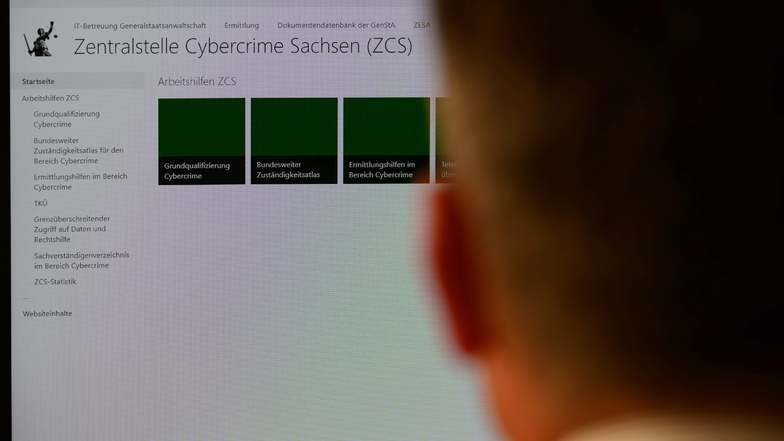 Ein Staatsanwalt schaut auf eine Webseite der Sächsischen Zentralstelle zur Bekämpfung von Cybercrime (ZCS). Angesichts wachsender Cyberkriminalität verstärkt Sachsens Justiz ihre Ermittlungskapazitäten in diesem Bereich.