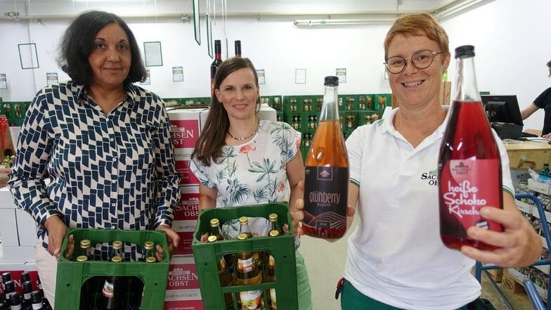 Ulrike Schade (rechts) zeigt mit Geschäftsführerin Elke Lehmann (links) und Evelyn Hermsdorf die neusten Produkte der Kelterei Sachsenobst. Der Glühwein „Glühberry“ und die alkoholfreie „Heiße Winterkirsche“ werden jetzt in die Produktion gehen.