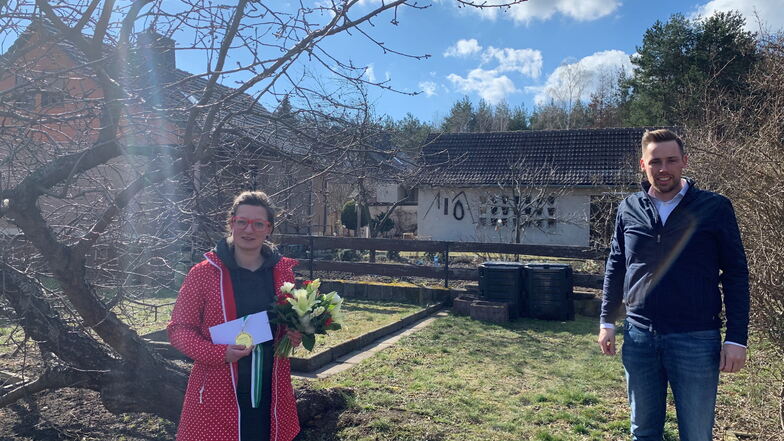 Powerfrau Franziska Gniozdorz aus Weißwasser mit CDU-Kreis-Chef Florian Oest. Von ihm erhielt sie Blumen, Urkunde, Medaille und einen Rundflug über Görlitz geschenkt.