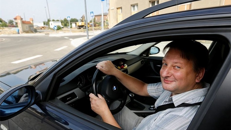 SZ-Redakteur Matthias Klaus hat den neuen Kreisverkehr mit dem Auto getestet.