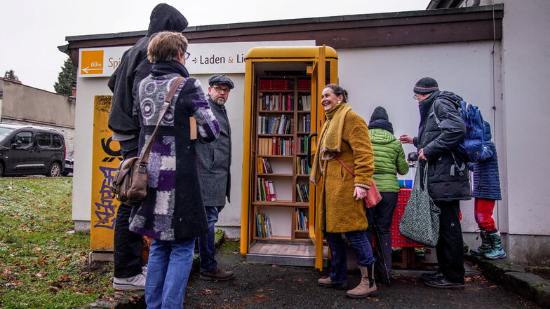 Gleich neben dem Frida-Markt auf dem Weißen Hirsch steht jetzt eine ausrangierte Telefonzelle als "Bücherbox".