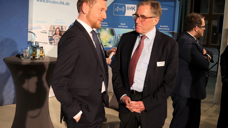 Ministerpräsident Michael Kretschmer mit IHK-Präsident Andreas Sperl.