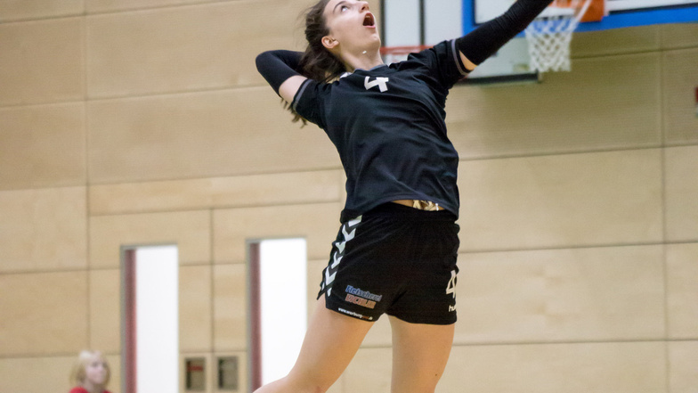 Nina Weickert spielt bei den Volleyhasen des ASV Rothenburg. Und lobt das familiäre Umfeld im Team. Sportlich und menschlich fühlt sie sich gut aufgehoben.