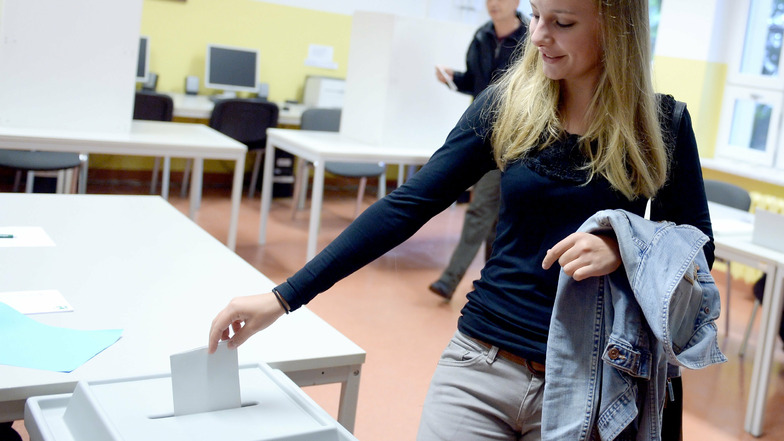 Sie durfte schon mit 17 Jahren abstimmen: Erstwählerin Nadja warf am 14. September 2014 in Falkensee (Brandenburg) ihren Stimmzettel in eine Wahlurne. In Brandenburg waren damals mehr als 2,1 Millionen Wahlberechtigte aufgerufen, einen neuen Landtag zu w