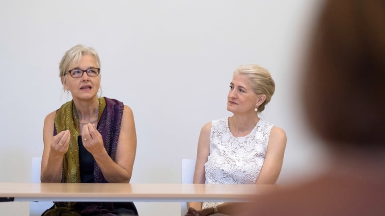 Claudia Brink (l.) und Lucinda Martin sind die Kuratorinnen der Böhme-Ausstellungsreihe der Staatlichen Kunstsammlungen Dresden, die seit 2017 in Dresden, Coventry, Amsterdam und Breslau zu sehen waren. Die Görlitzer Schau ist der Abschluss der Reihe.