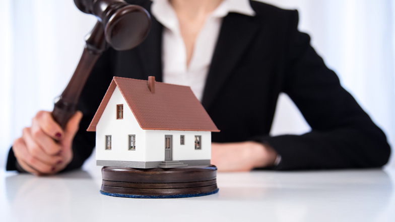 Wer sein Haus bei einer Zwangsversteigerung kauft, geht ein Risiko ein. Denn oft kann die Immobilie im Vorfeld nicht besichtigt werden.