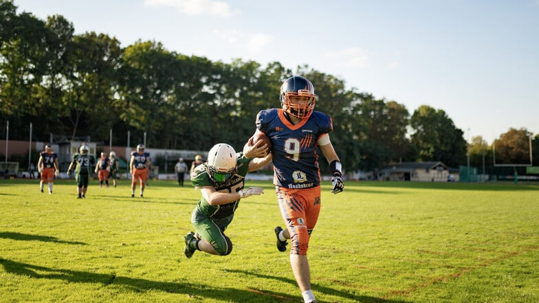 Der neue Görlitzer Quarterback auf dem Weg zu seinem Lauf-Touchdown in Saalfeld. Der Gegenspieler kann ihn nicht mehr aufhalten.