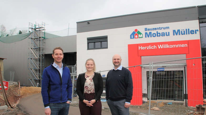 Mobau-Prokurist Carsten Melzer, Katja Tribulowski von der T&K Invest GmbH sowie Mobau-Geschäftsführer Patrick Herold (v.l.) auf der Baustelle in Hänichen.