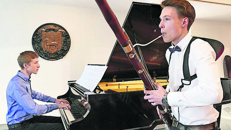 Philipp Hofmann und Johannes Christopher Lehle gehörten zu den jungen Musikern beim Frühjahrskonzert der Musikschule Döbeln in Roßwein.