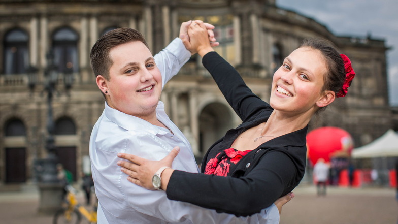 Voller Hoffnung auf ein wunderbares Elebnis: Alexandra Schneider und Florian Beier wollen als Debütanten den 16. Semperopernball eröffnen. Beide tanzen schon mehr als zehn Jahre in der Freitaler Tanzschule Richter, sind also fit fürs Casting.