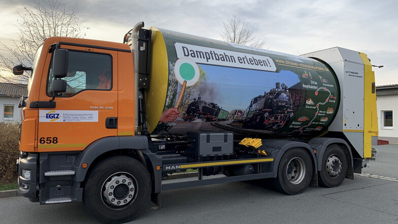 Für die Zittauer Schmalspurbahn wird jetzt auch auf einem Entsorgungsfahrzeug für Bio-Müll geworben.