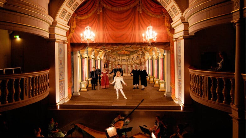 Ekhof-Theater zum Ekhof-Festival, Bühnenbild aus dem Stück Garten der Lüste.