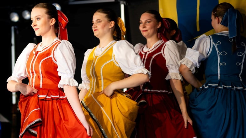 Die SNE-Jugendtanzgruppe „Łužičanska rapsodija“ eröffnete auf der Bühne auf dem Wendischen Kirchhof in Bautzen das dreitägige Altstadtfestival.