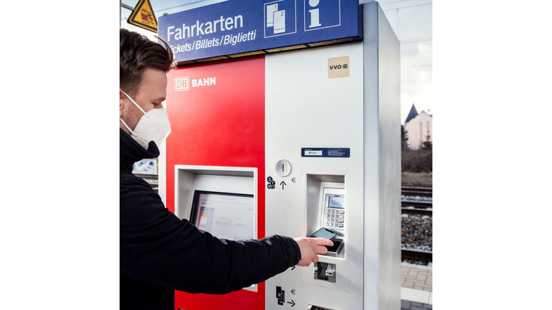 Im Verkehrsverbund Oberelbe (VVO) wurden alle Ticketautomaten der Deutschen Bahn mit kontaktlosen Bezahlmöglichkeiten ausgestattet. Der VVO investierte dafür rund 125.000 Euro.