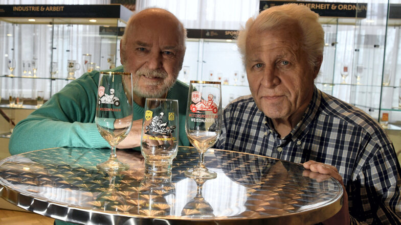 Geschichte auf Glas: Reiner Wegener (links) und Wilfried Nitschke waren Mitglieder des Motorsportclubs in Weißwasser. Dieser wurde nach der Wende allerdings aufgelöst. Geblieben sind den beiden Männern viele tolle Erinnerungen – und Biergläser, wie