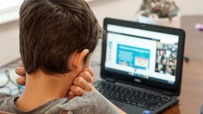 Viele Dresdner Kinder haben zu Hause keinen eigenen Laptop - und sind deshalb im Homeschooling stark benachteiligt.