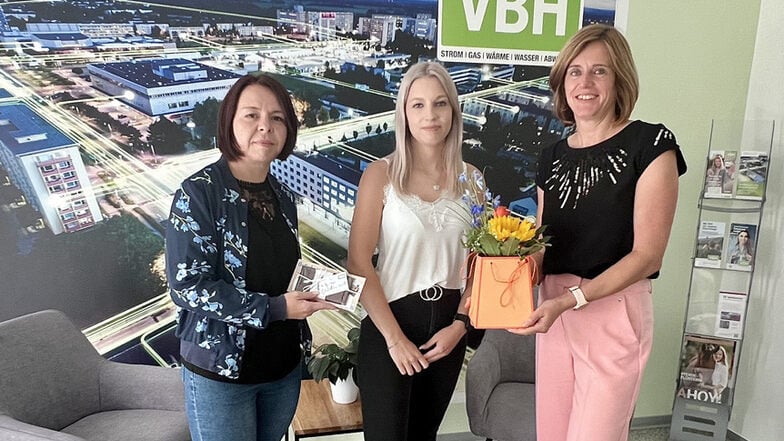 VBH-Prokuristin Dana Borkmann (r.) und die Ausbildungsverantwortliche Janine Heynen (l.) gratulieren Jasmin Neumann zur bestandenen Prüfung und ebenso zur Übernahme ins VBH-Team.