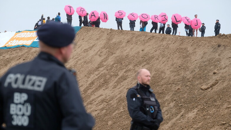 Klimaaktivisten haben einen Hügel auf dem Baufeld des Logistikers DHL am Flughafen Leipzig-Halle besetzt