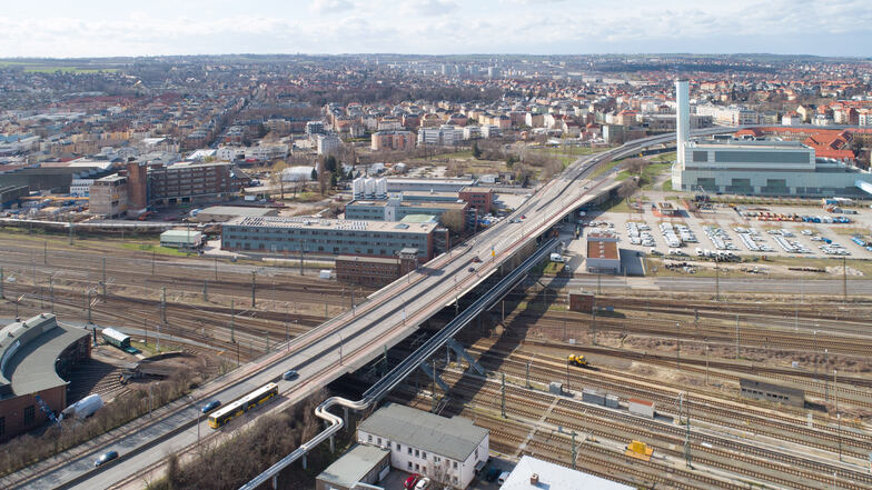 Mitten auf der Nossener Brücke in Dresden soll eine neue Haltestelle gebaut werden.