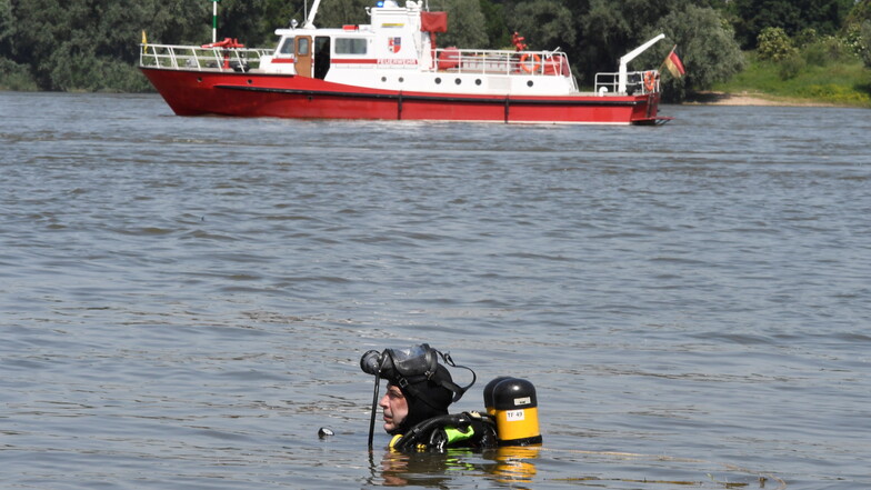 Ein Taucher der Feuerwehr sucht nach zwei vermissten Mädchen, die am Mittwoch Rhein ein erfrischendes Bad nehmen wollten.