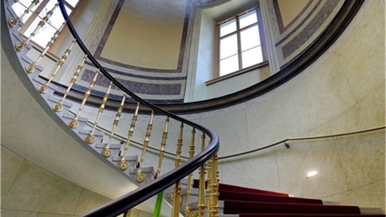 In leuchtenden Tönen präsentiert sich die Haupttreppe im Lingnerschloss. Die Originalfarbe kam erst unter sieben alten Farbschichten zutage.