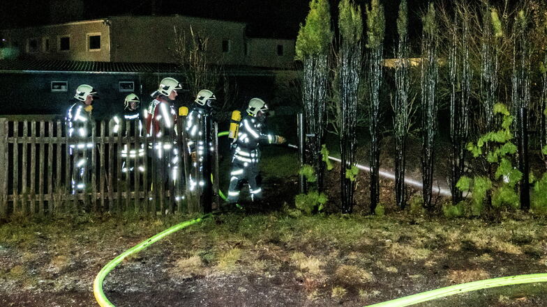 Eine Viertelstunde nach Mitternacht brannte eine große Koniferenhecke am Garagenkomplex hinter der Dresdener Straße in Hartha.