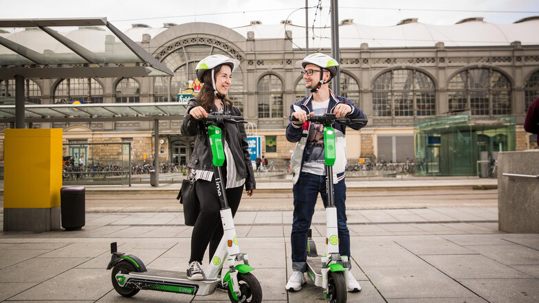 Die SZ-Redakteure Julia Vollmer und Sandro Rahrisch testen die neuen E-Roller von Lime. Start ist am Hauptbahnhof.